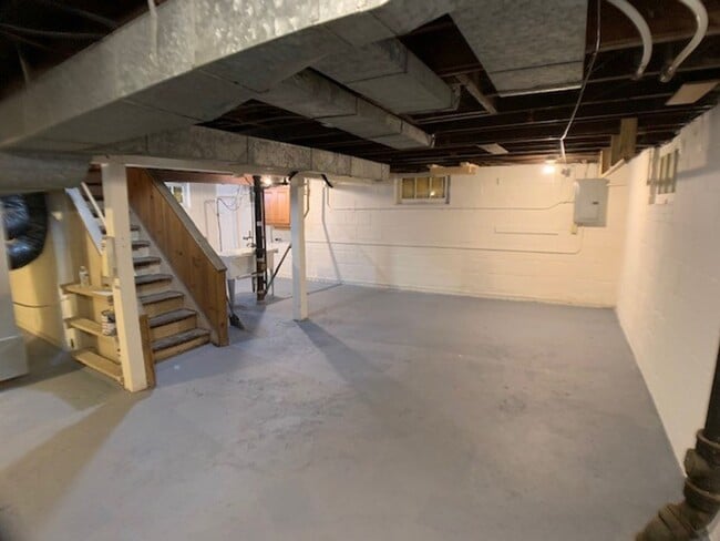 Building Photo - West Allis 3 bedroom 2 full bath home