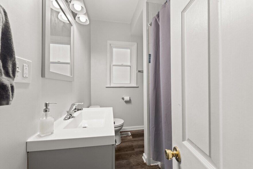 Building Photo - 1326 W 69th St