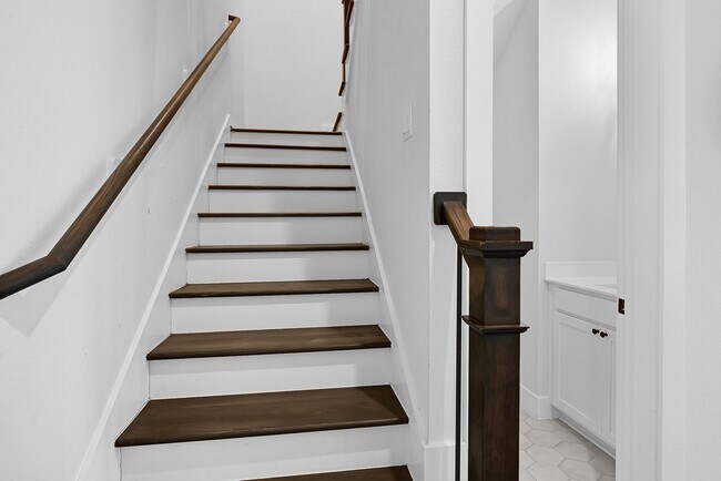 Building Photo - 5733 White Magnolia St.