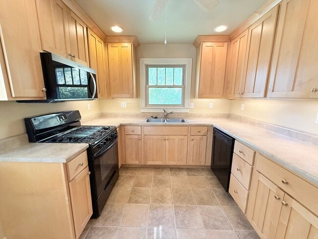 Building Photo - Beautifully updated 2 bed/2 bath in Bloomi...