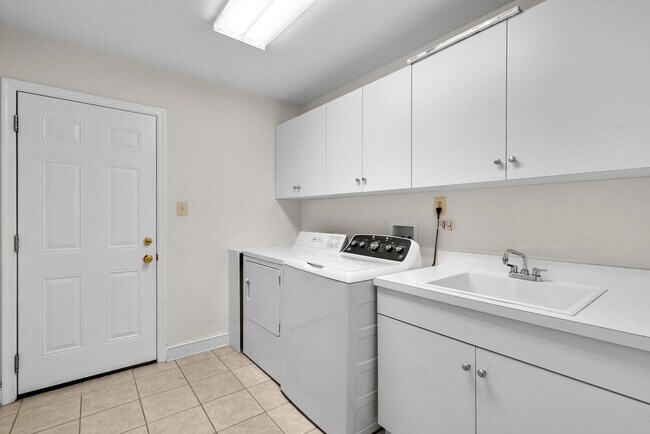 Building Photo - 4 Bed 3 Bath - Silver Spring Single Family...