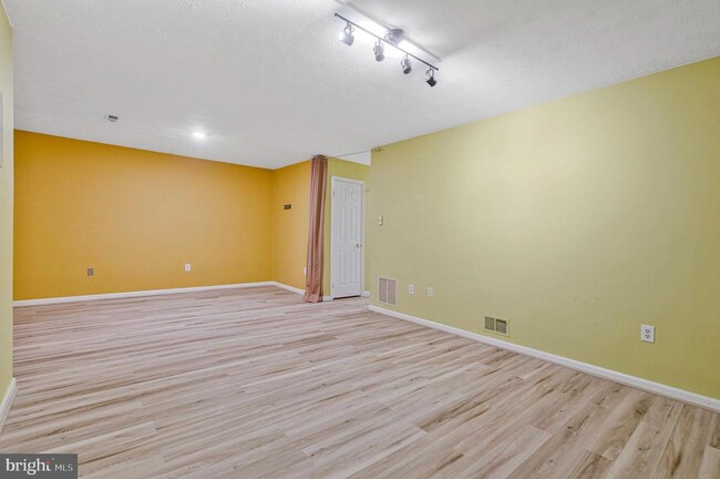 Building Photo - 4638 Luxberry Dr