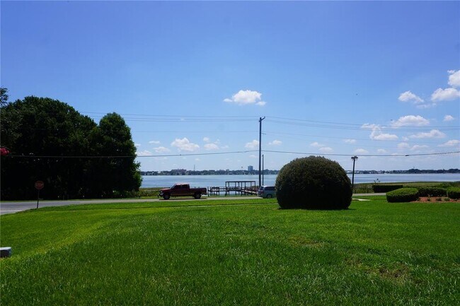 Building Photo - 333 N Lake Howard Dr