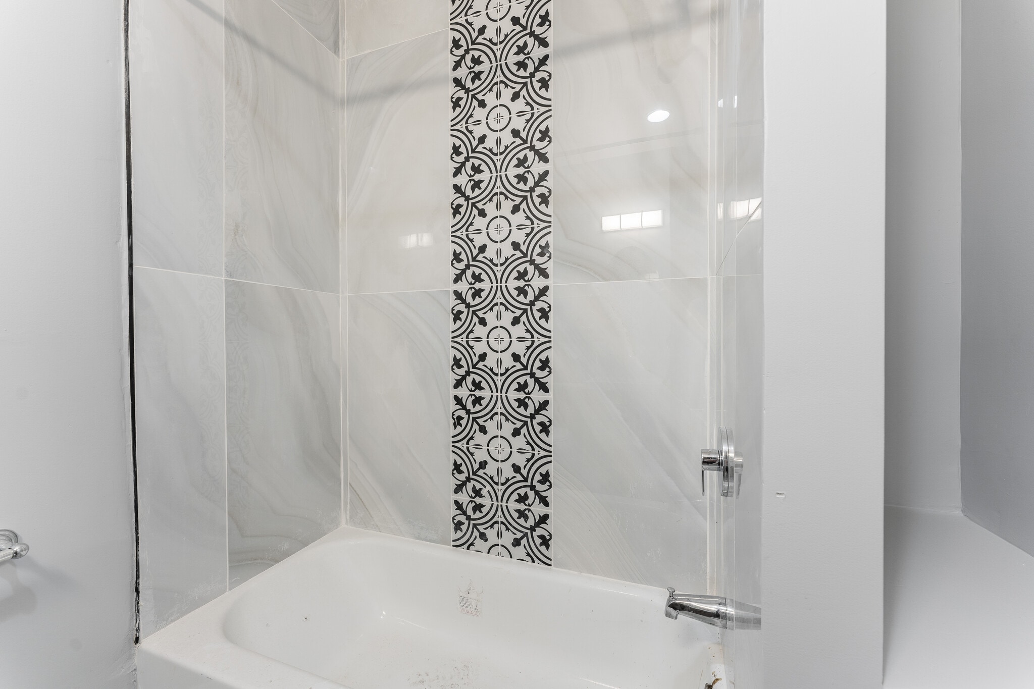 Building Photo - 1622 W Beach Ave