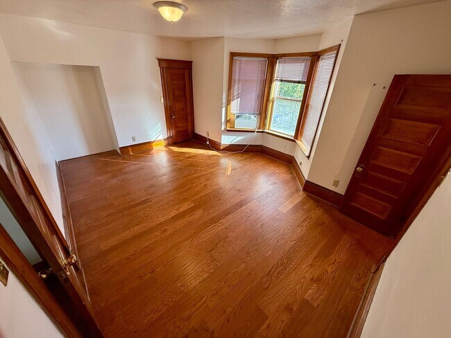 Building Photo - Victorian Charmer – 3 Bed, 1.75 Bath – Utilities Included!