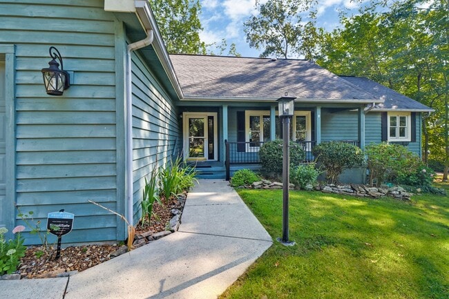 Building Photo - Immaculate, fully furnished property with lake views. Available for 6 to 12 month lease