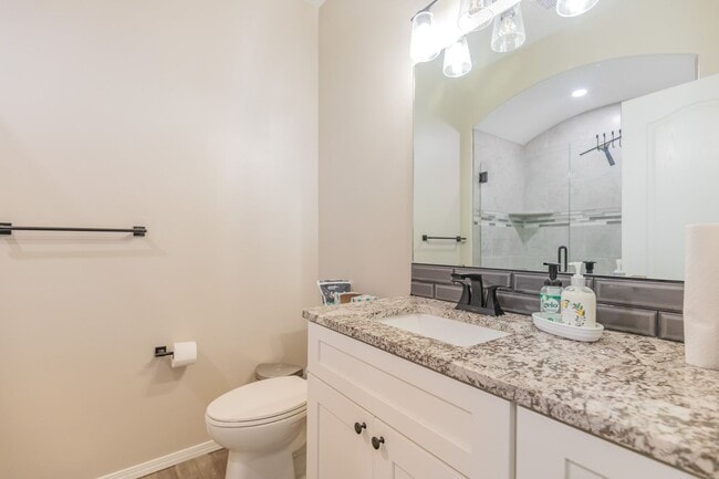 Building Photo - Modern 4 Bed 3 Bath - Pets Allowed!