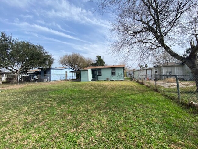 Building Photo - CENTRALLY LOCATED HOME W/ LARGE YARD AND R...