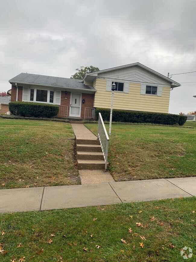 Building Photo - 3 Bedroom home with 2 1/2 baths and 2 car ...