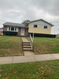 Building Photo - 3 Bedroom home with 2 1/2 baths and 2 car ...