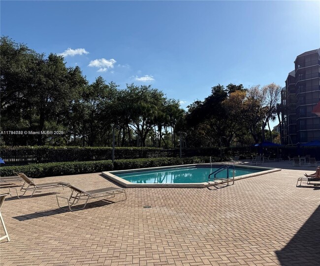 Building Photo - 3301 N Country Club Dr