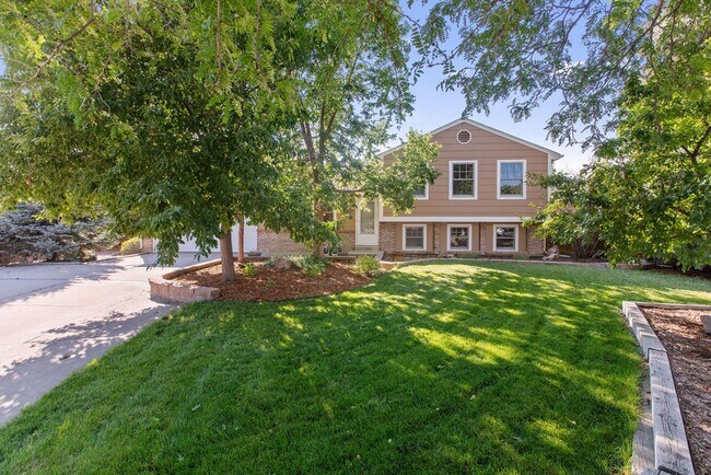 Building Photo - 4 bed, 2 bath, large yard available in Woo...