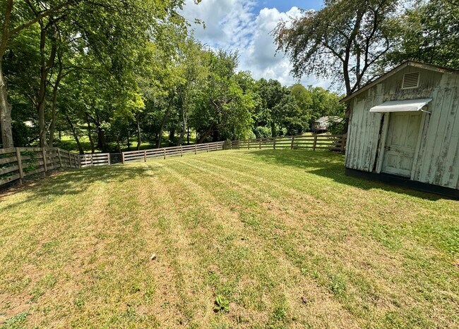 Building Photo - Nature Lovers - 3 Bed, 1 Bath Home w/ 1 Car Garage Close to Downtown Franklin