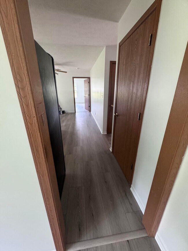 Building Photo - 5 Bd 2.5 Ba