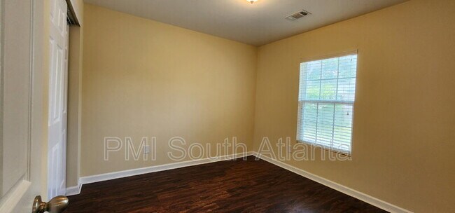 Building Photo - 3325 Fernview Dr