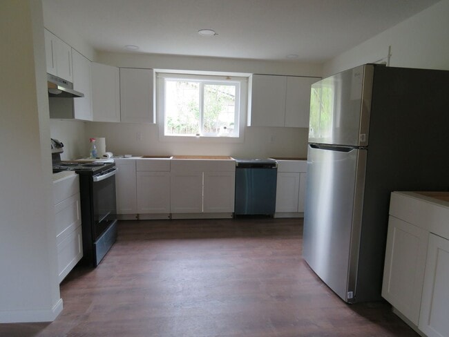 Building Photo - Remodeled Ranch 3 Bedroom 2 Bath with Larg...