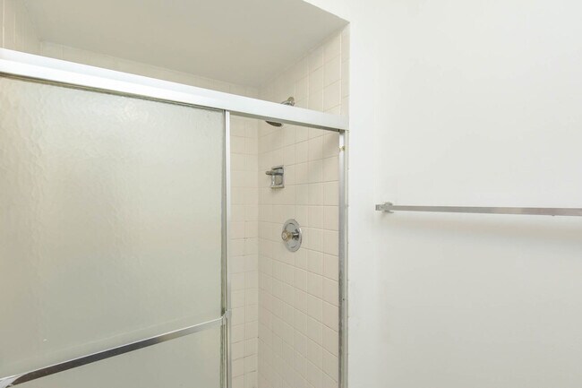 Building Photo - Amazing and Spacious 2bed/2bath in Rogers ...