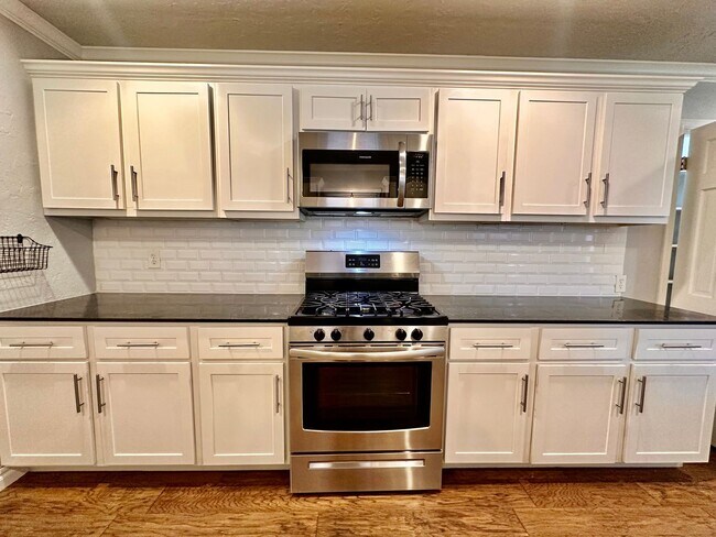 Building Photo - 3 Bed Home OKC - Move in Deposit-Free! (If Qualified)