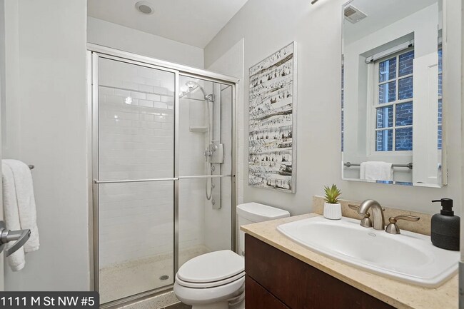 Building Photo - Charming 2 BR/2 BA Condo in Logan Circle!