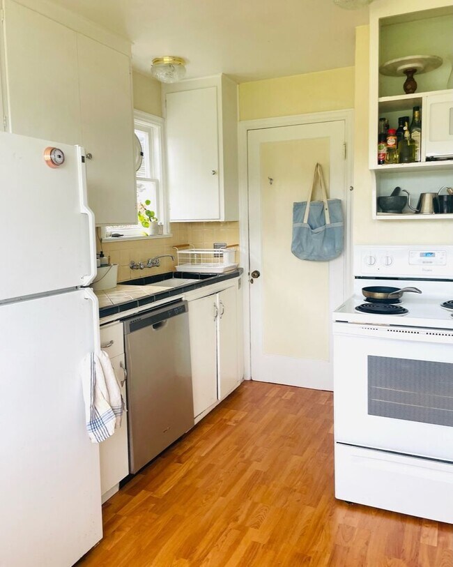 Building Photo - 4915 Lake Washington Blvd S