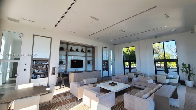 Building Photo - 1000 Venetian Way