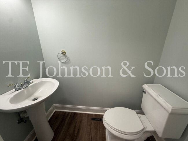 Building Photo - Spacious 3BR Home with Vaulted Ceilings, Gas Logs & Two Car Garage in Winston-Salem