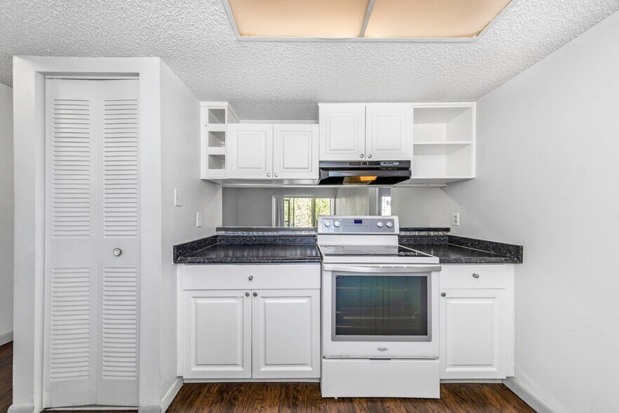 Building Photo - 621 99th Ave N