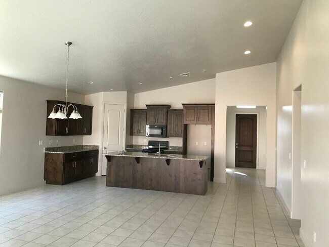 Building Photo - Beautiful like new home, 3 bedroom and 3 b...