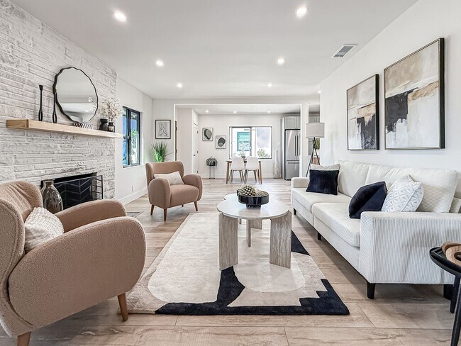 Building Photo - Upgraded 3+2 w/pool, gourmet kitchen + family room!