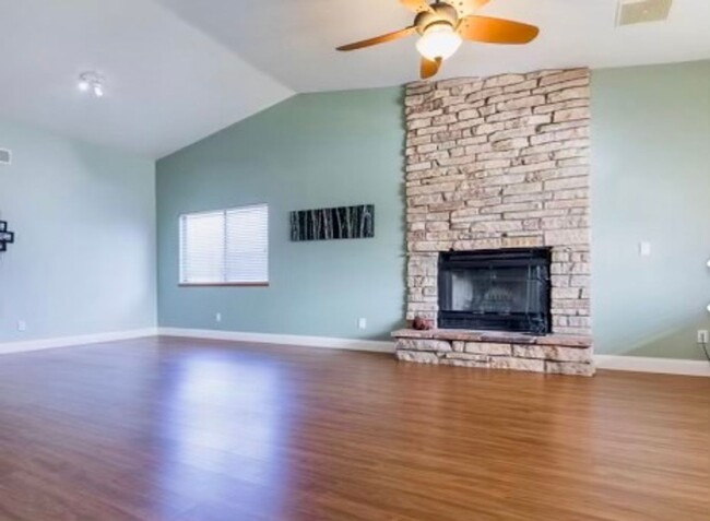 Building Photo - NORTHWEST POOL HOME AVAILABLE NOW!!