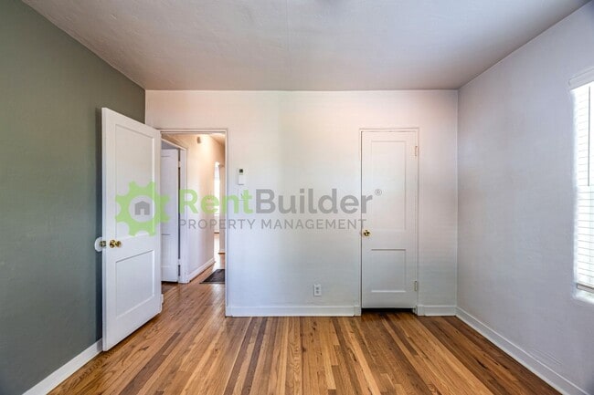Building Photo - 816 Loma Vista Dr NE