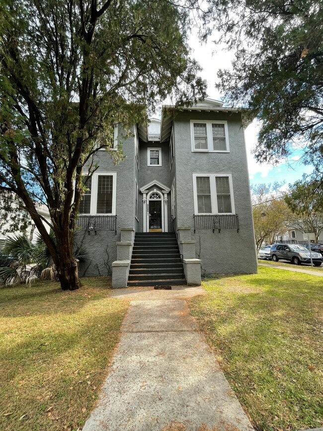 Building Photo - 2BD/1BA with natural light, hardwood floors, off street parking STEPS from Campus