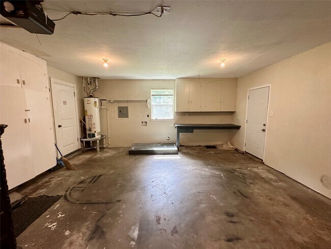 Building Photo - 6 E Southlawn Ave