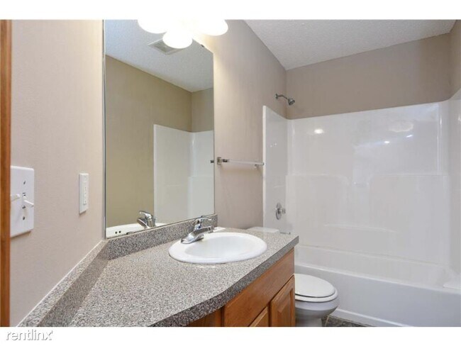 Building Photo - 3 br, 3 bath Townhome - 191 Larpenteur Ave E