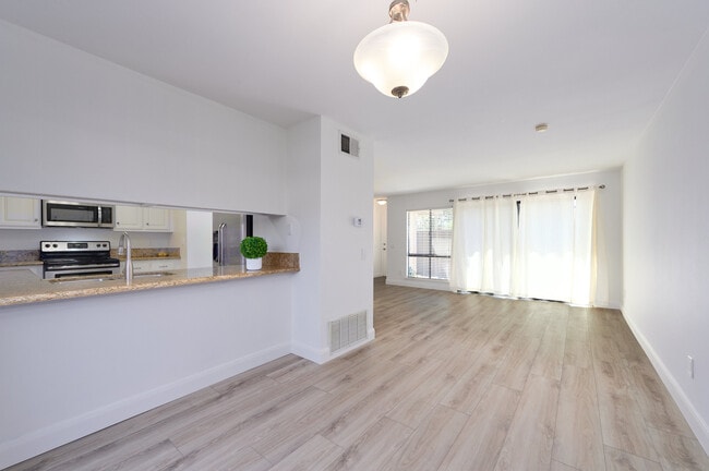 Building Photo - 28955 Oak Creek Ln