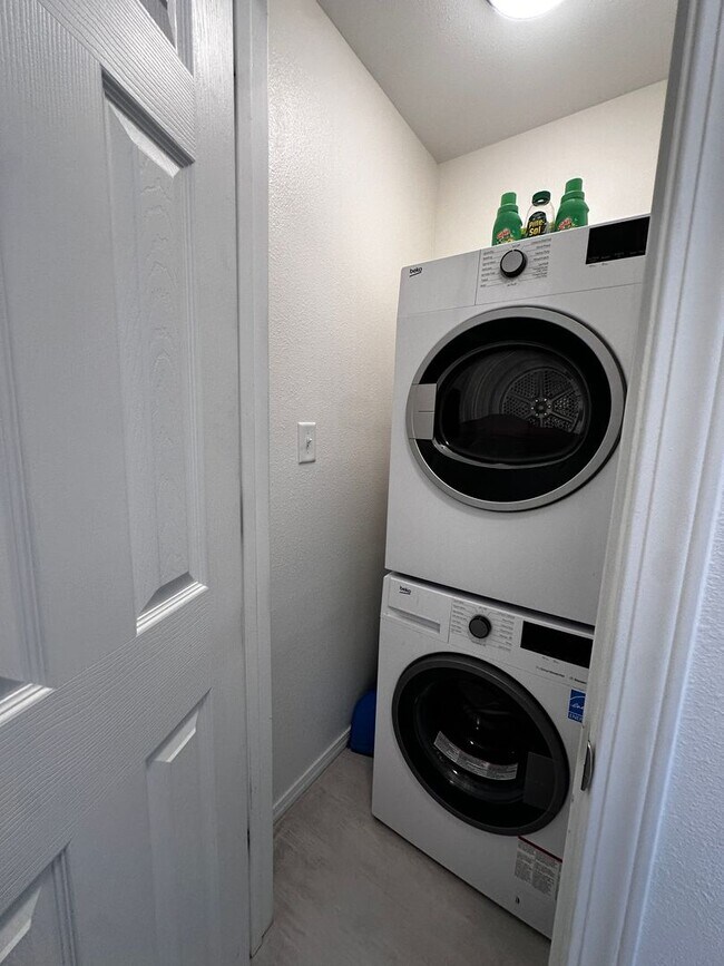 Building Photo - Updated 2-Bedroom Condo with Water Views, 2 Parking Spaces & Poolside Location
