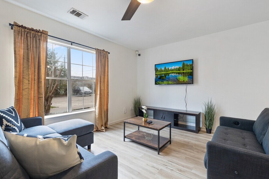 Building Photo - 1308 W Brevard St