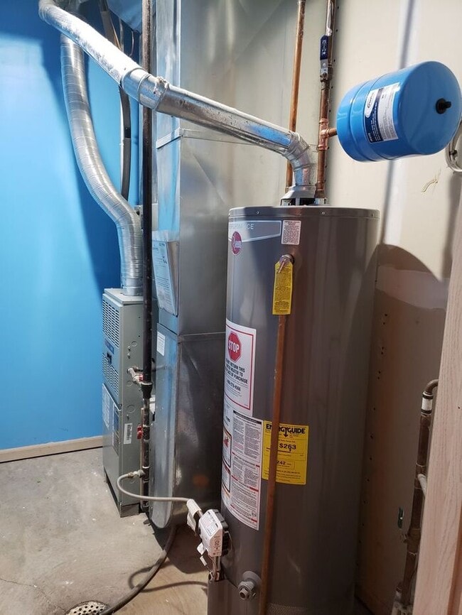 Building Photo - Beautiful Gardner Townhome-Available in MAY!!