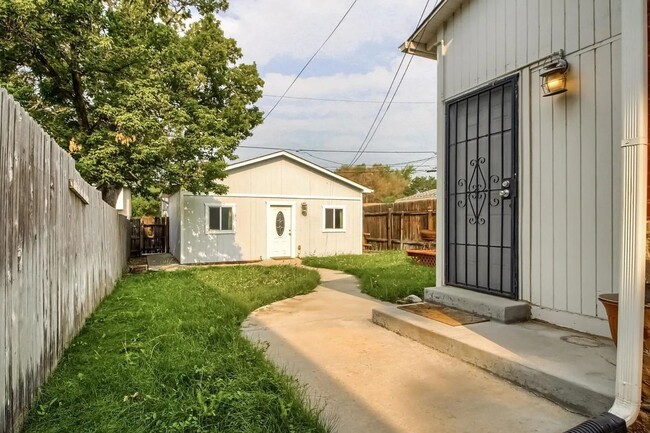 Building Photo - Charming 3-Bedroom Bungalow with Oversized...