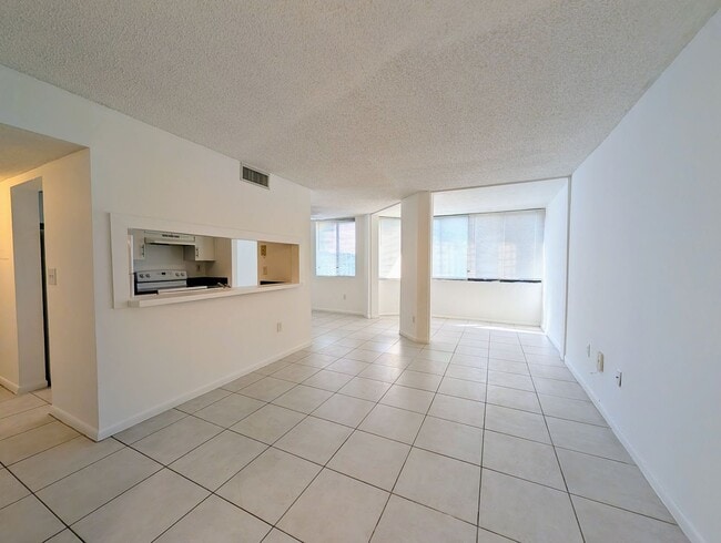 Building Photo - Spacious 2BR/2BA Residence – Great Kendall Location