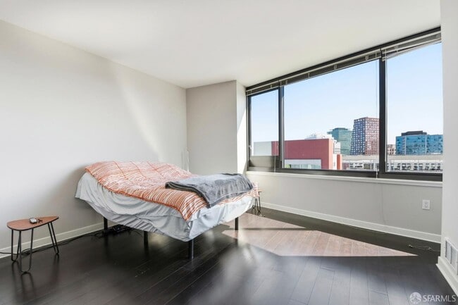 Building Photo - 250 King St