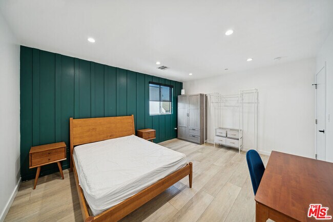 Building Photo - 835 N Harvard Blvd