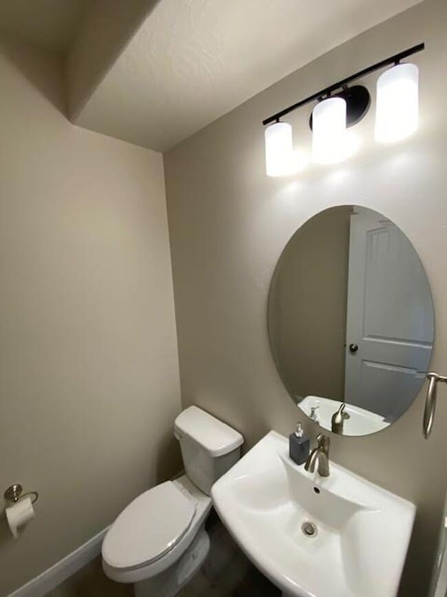 Building Photo - 3 Bed - 2.5 Bath, Large Townhouse - 2 Car Garage