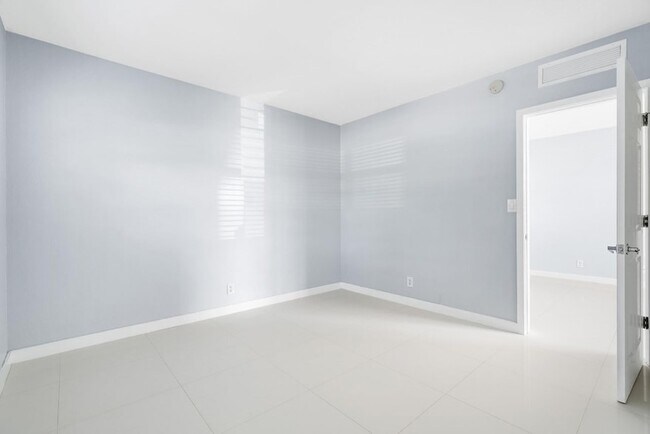 Building Photo - 416 NE 15th Ave