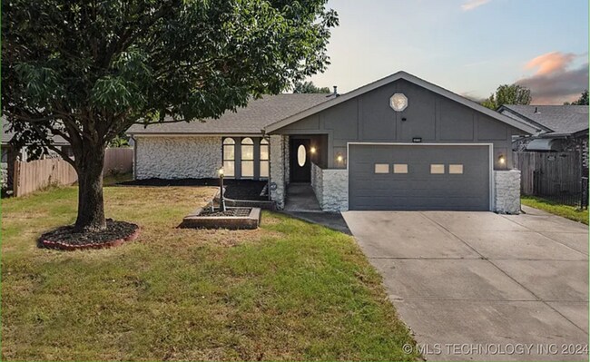 Building Photo - Charming 3-Bedroom Home with Spacious Yard in Prime Tulsa Location