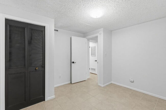 Building Photo - Charming Basement Apartment with Modern Finishes and Flat-Rate Utilities