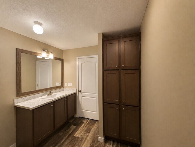 Building Photo - 15 Starling Hill Dr