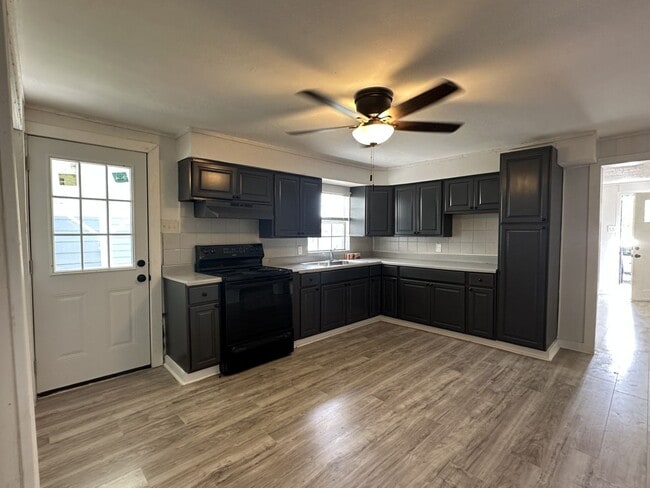 Building Photo - Remodeled 4 Bedroom with New A/C