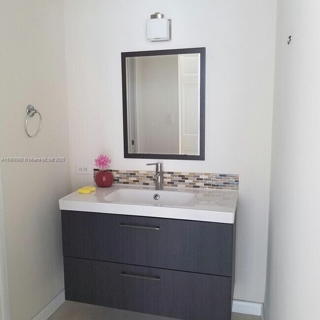 Building Photo - 17021 N Bay Rd