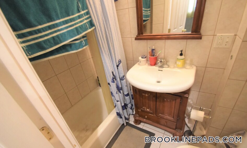 Building Photo - 73 Thatcher St